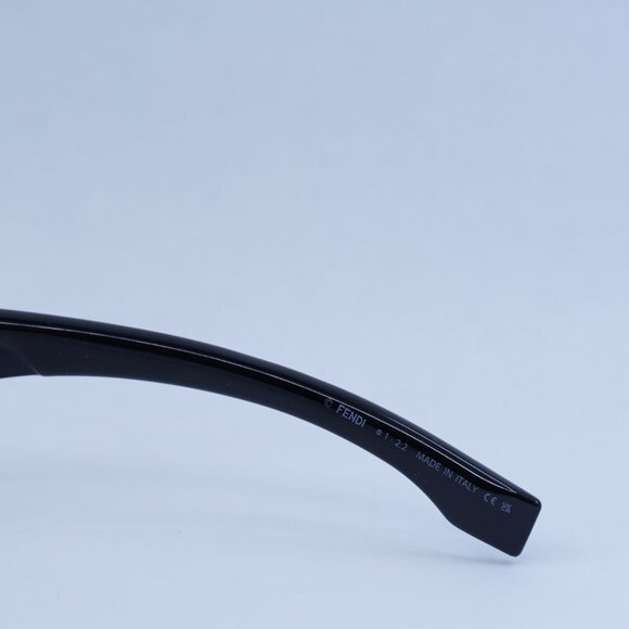 🕶️ New Fendi FE40088U-Y 01A Sunglasses -Black Frame, Grey Lenses - Picture 10 of 15